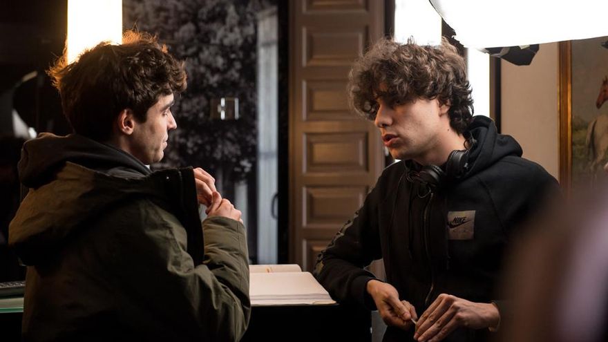 Javier Ambrossi y Javier Calvo en el rodaje de Paquita Salas