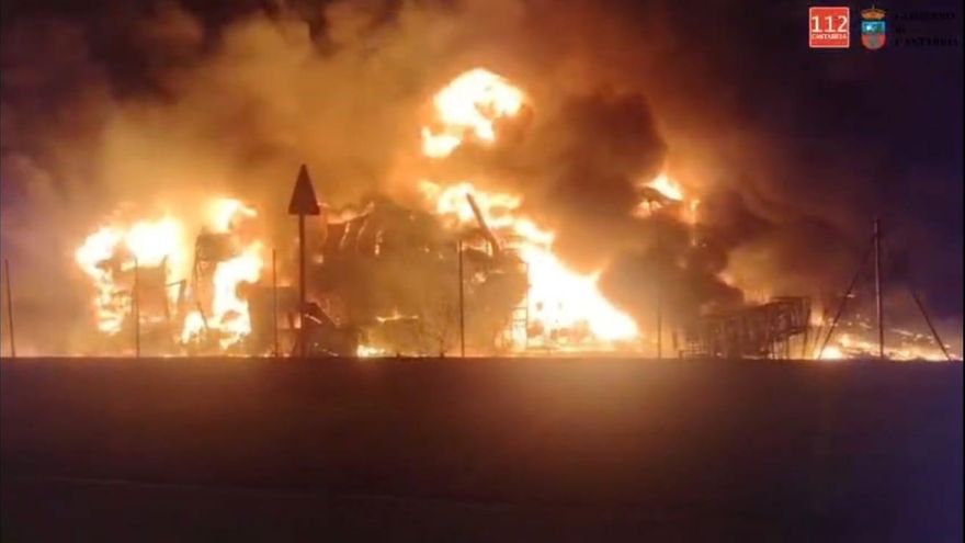 Un incendio en una nave del polígono cántabro de Los Tánagos obliga a activar la situación 1 de emergencias