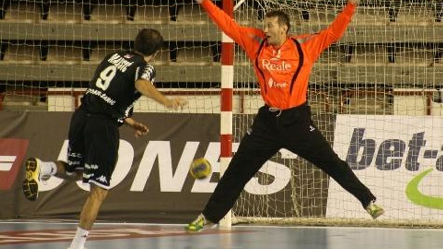 <strong>Venio Losert en un penalti</strong>