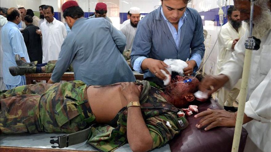 Al menos 10 muertos en un ataque con coche bomba en Pakistán