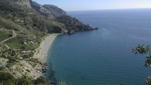 Maro, la playa que se esconde en las rocas