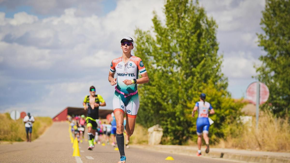 La deportista Carolina Laurentiu lleva al triatlón Norseman de Noruega la demanda de oncología digna en El Bierzo