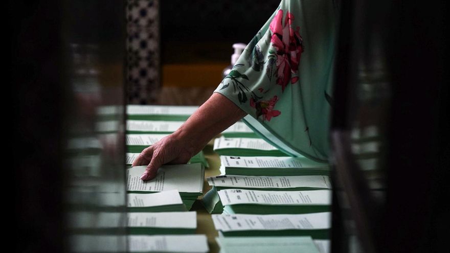 Una persona coloca las papeletas en el colegio de Colón de Córdoba para las elecciones de este domingo al Parlamento de Andalucía.