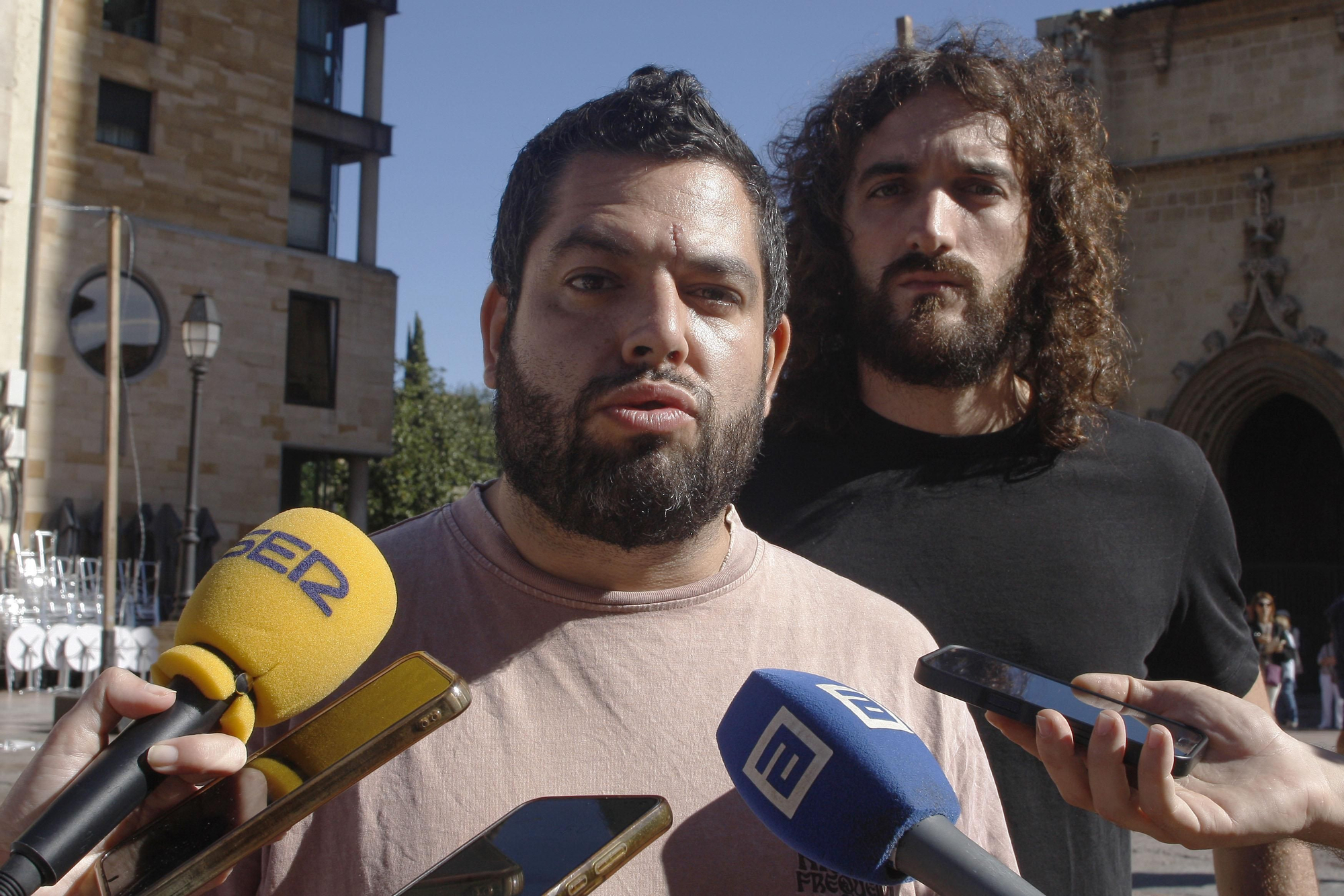 Las víctimas de la agresión, Rubén Rosón (con cinco puntos de sutura en el rostro) y Jorge Fernández, denunciaron públicamente la agresión y las amenazas con mensajes de odio que han recibido.