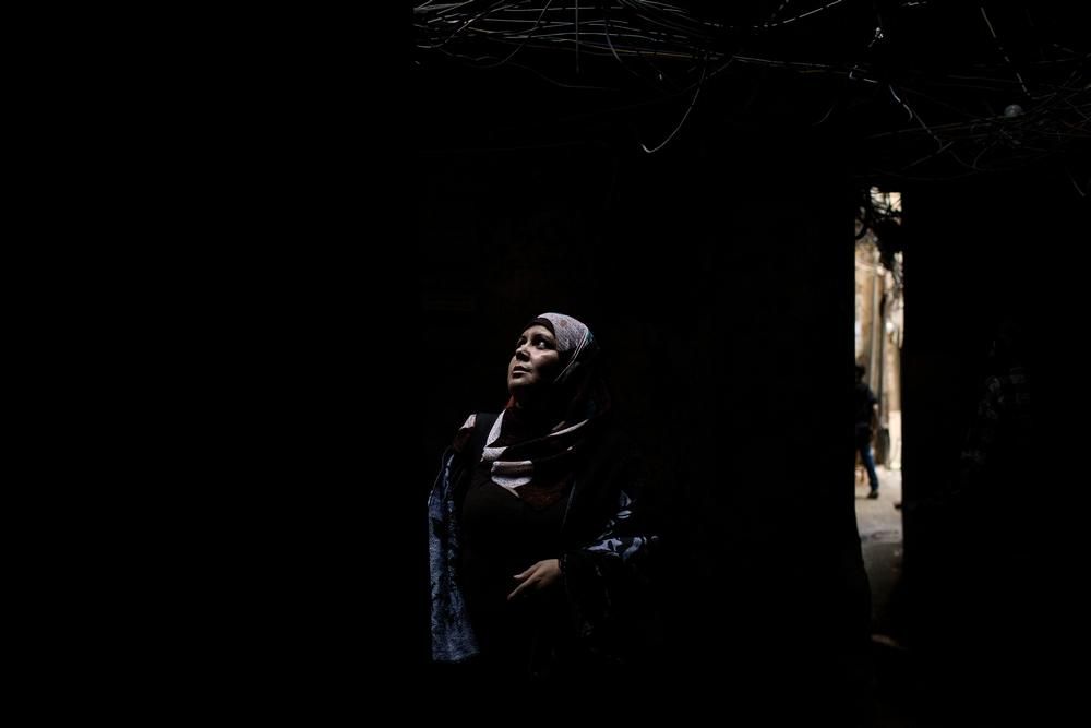 Nasreen, palestina, nació y creció en Shatila. Durante los últimos diez años ha trabajado como asistente social y, en la actualidad, trabaja con MSF en el centro de Shatila. Su trabajo consiste en ir de puerta en puerta intentando identificar si hay una emergencia médica. Fotografía: Diego Ibarra Sánchez