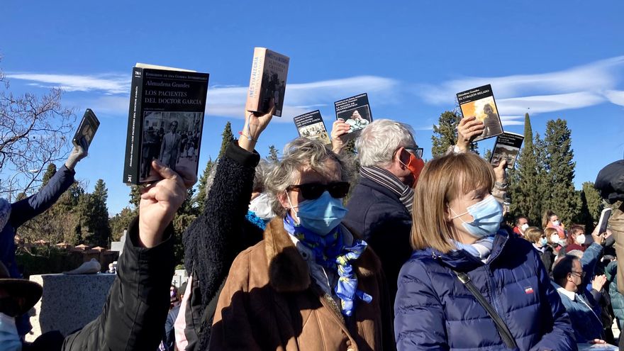 Libros de Almudena Grandes en alto durante el entierro de la escritora 