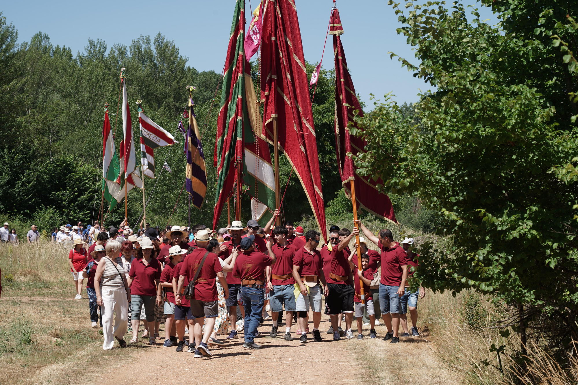 Orgullo de pendones en Oteruelo de la Valduerna para airear la seña de identidad leonesa
