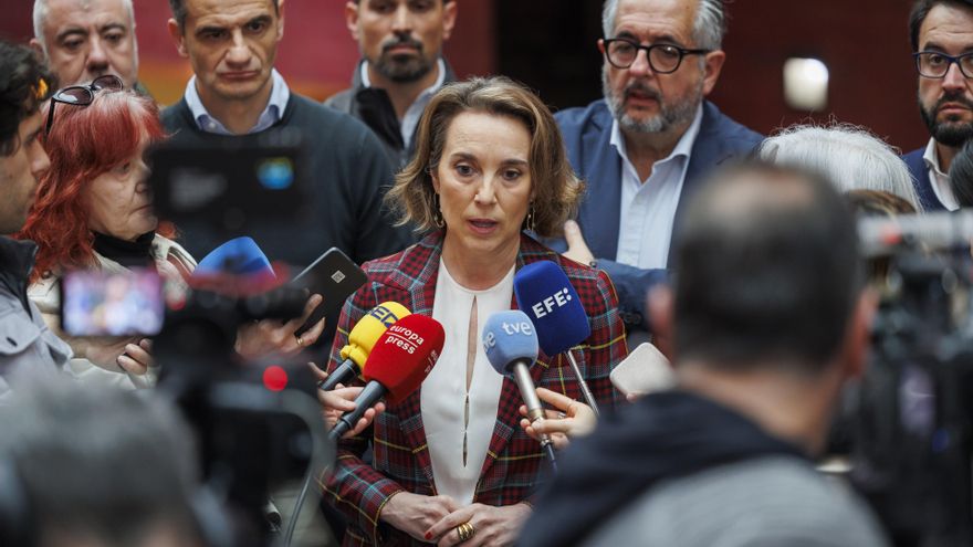 La secretaria general del PP, Cuca Gamarra, atiende a los medios de comunicación.