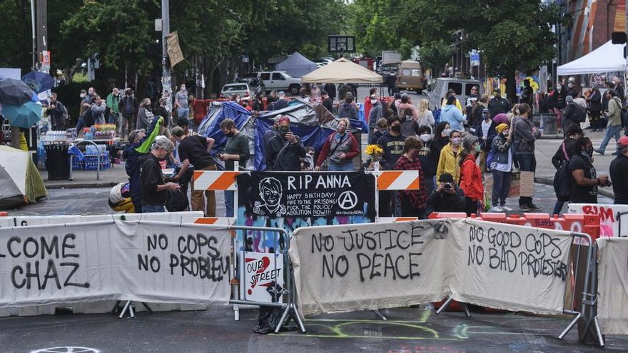 La mayoría de los manifestantes que todavía quedaban en la zona (muchos de ellos la habían abandonado en los últimos días) acataron las órdenes de los agentes y se marcharon, pero la Policía llevó a cabo varias decenas de detenciones de aquellos quienes se negaron a irse del lugar (a media mañana del miércoles, los arrestos superaban la treintena, según fuentes policiales).