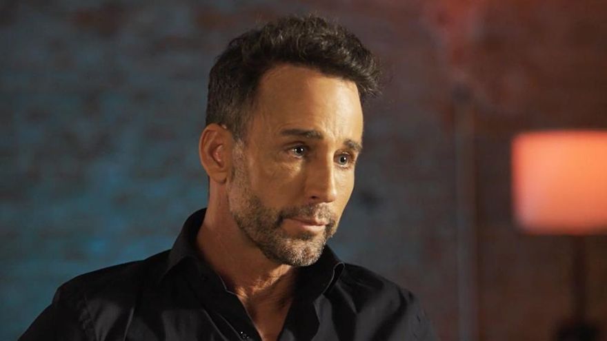 Álvaro Muñoz Escassi regresó a Telecinco con queja por su criticado programa: "Me hundió televisivamente"