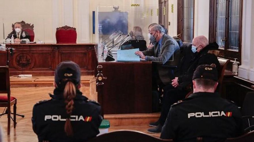 Campillo / ICAL. Primera sesión del juicio contra el Policía Nacional jubilado acusado de matar de un disparo a su mujer y herir a un vecino en 2018 en Astorga