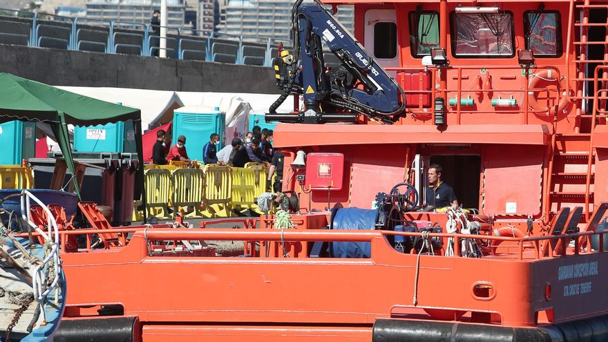 Trasladados a centros sanitarios ocho migrantes que llegaron en una patera a Gran Canaria, dos en estado grave