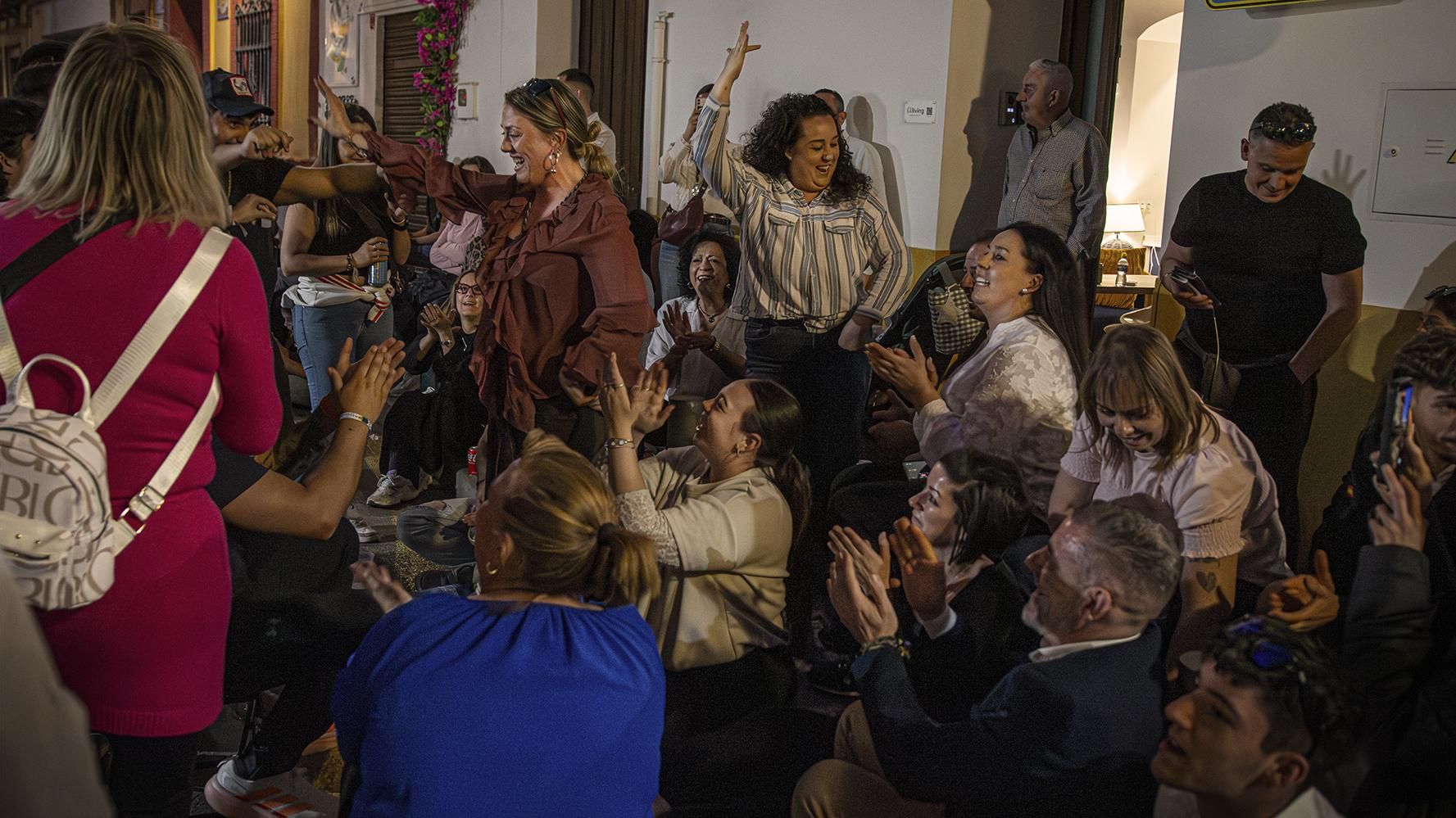 Cuando la espera es larga, aparece el duende en Triana.