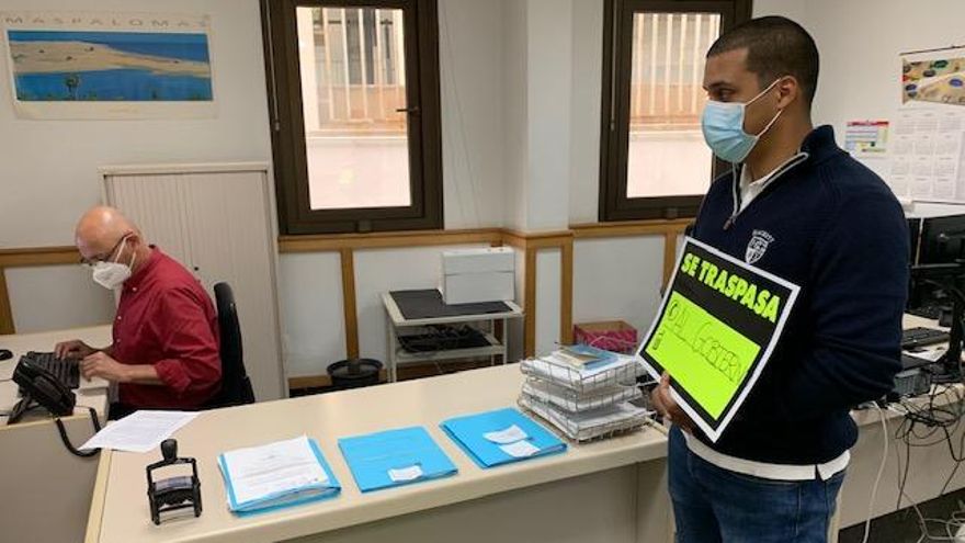 Daniel González entregando el manifiesto