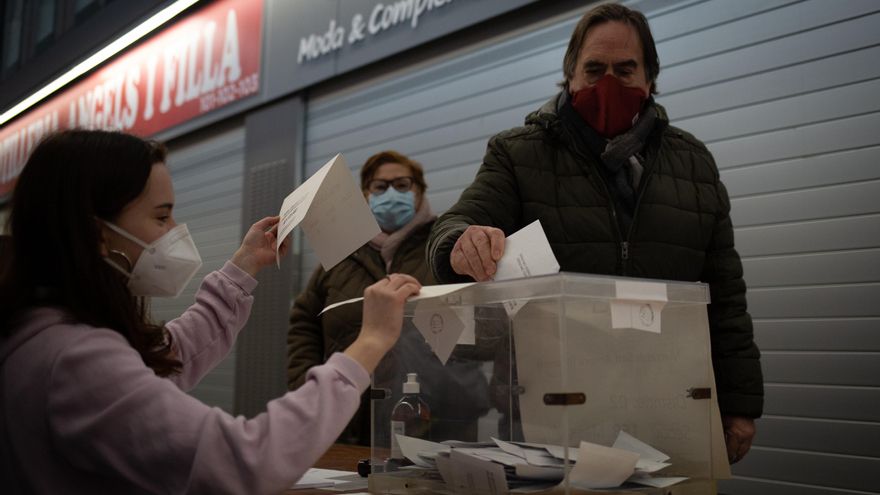 Un hombre vota en una mesa electoral del Mercado St. Anton