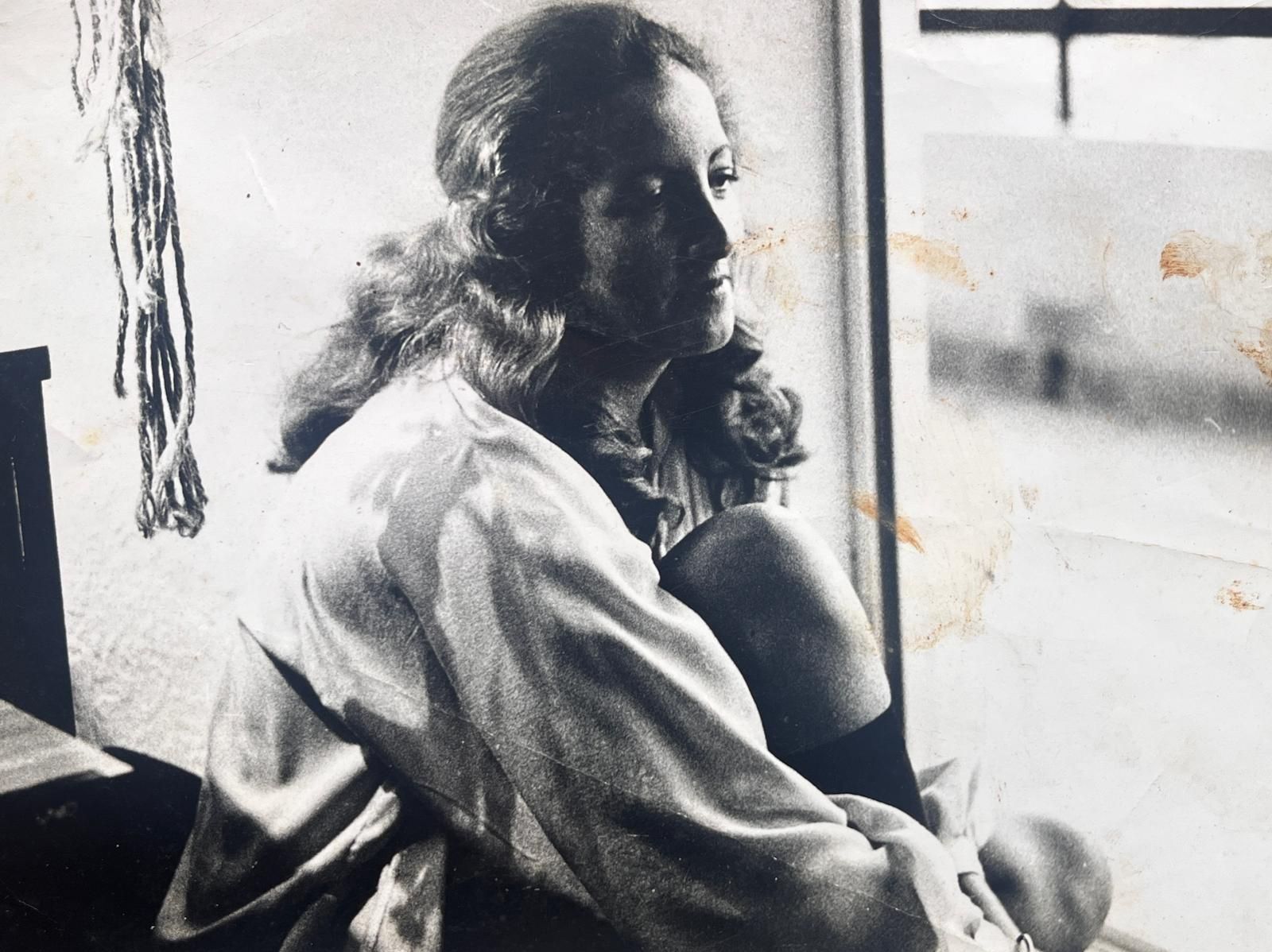 Sol, la madre de Roy Galán, se abraza las piernas en una de las fotos que guarda.