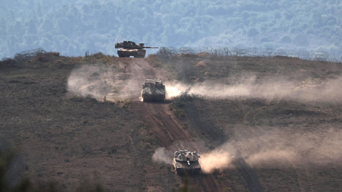 Tanques israelíes patrullan la frontera entre Israel y Líbano, vistos desde el norte de Israel, el 24 de noviembre de 2025.