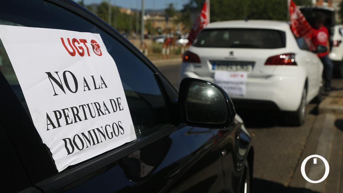 Caravana de vehículos para mostrar su disconformidad con la apertura de comercios en domingos y festivos