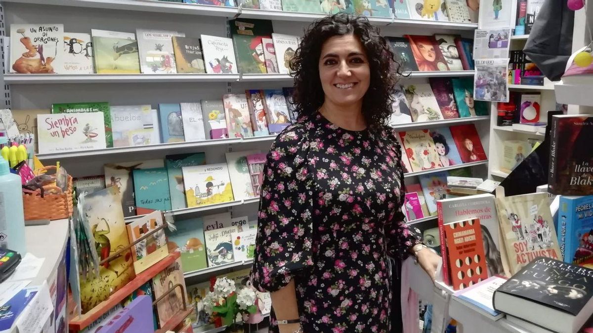 La librera Pilar Sobrao en su establecimiento de Gajano.