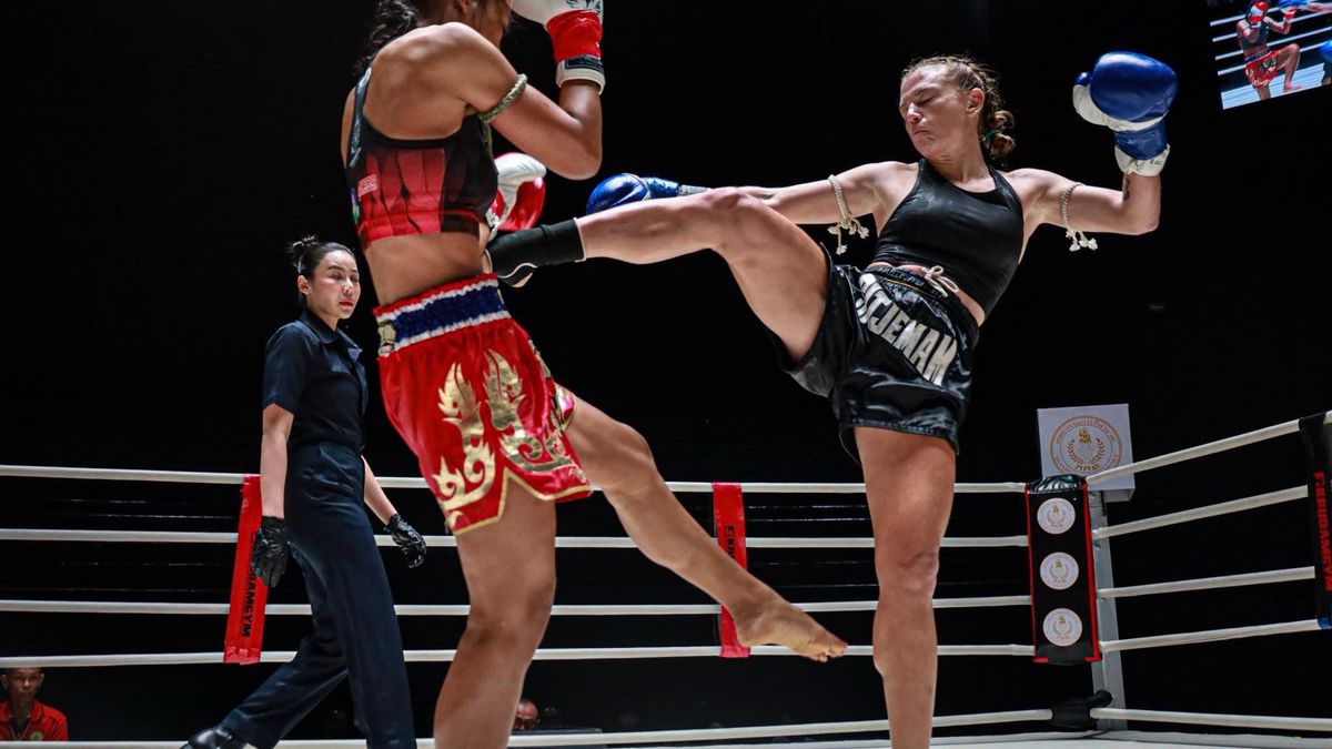 Julia dejó un despacho de abogados "con luz de hospital" para ser promesa del Muay Thai: "No encajé en ese mundo"