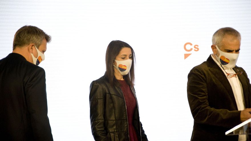 El líder de Cs en Catalunya, Carlos Carrizosa, y la presidenta de Cs, Inés Arrimadas, en la noche electoral del 14F en Barcelona.