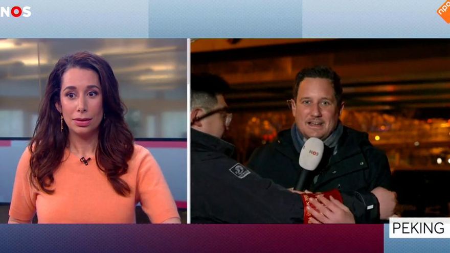 Un policía chino forcejea con un reportero que informaba en directo de los JJOO