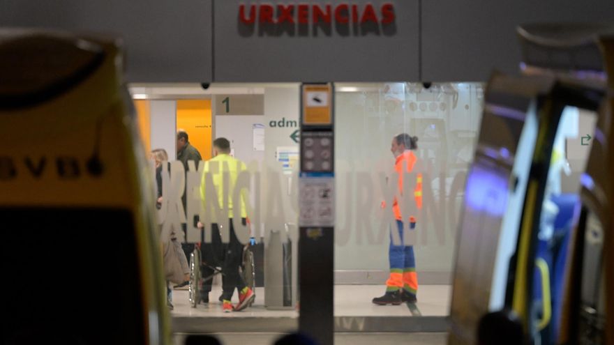 El personal del hospital de A Coruña denuncia el "colapso grave y continuado" de las urgencias