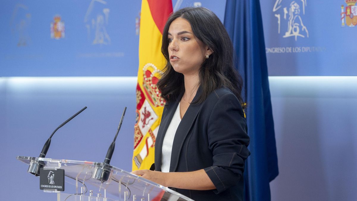 La portavoz de VOX en el Congreso, Pepa Millán, interviene durante una rueda de prensa anterior a la Junta de Portavoces, en el Congreso de los Diputados, a 1 de octubre de 2024, en Madrid (España).