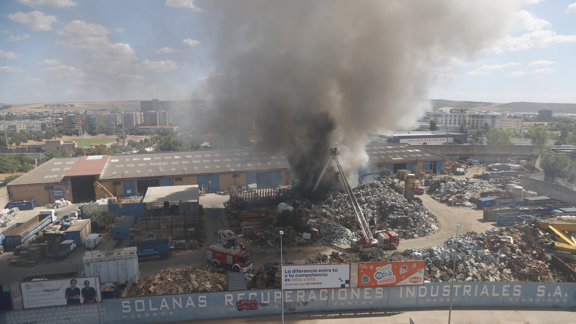 Los bomberos acuden a sofocar un aparatoso incendio de chatarra en los terrenos de la empresa Solanas