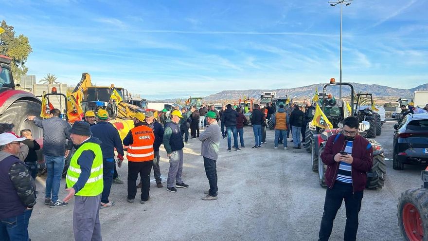 Dos millares de vehículos paran el tráfico en la Región de Murcia durante las protestas del campo.
