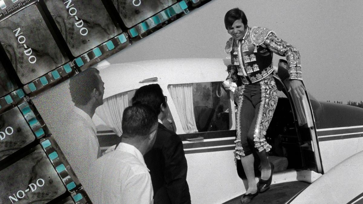El Cordobés, vestido de torero, se baja de su avión en Córdoba.