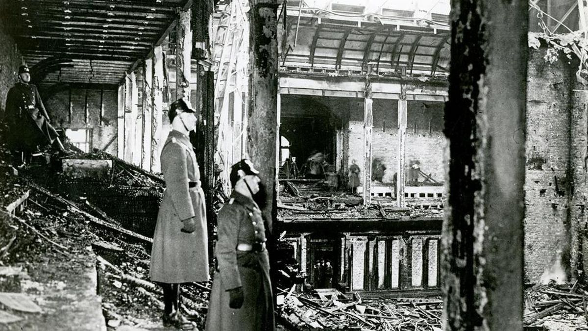 Hace 93 años, el incendio del Reichstag abrió la puerta al poder absoluto de Hitler: ¿quién provocó aquel fuego?