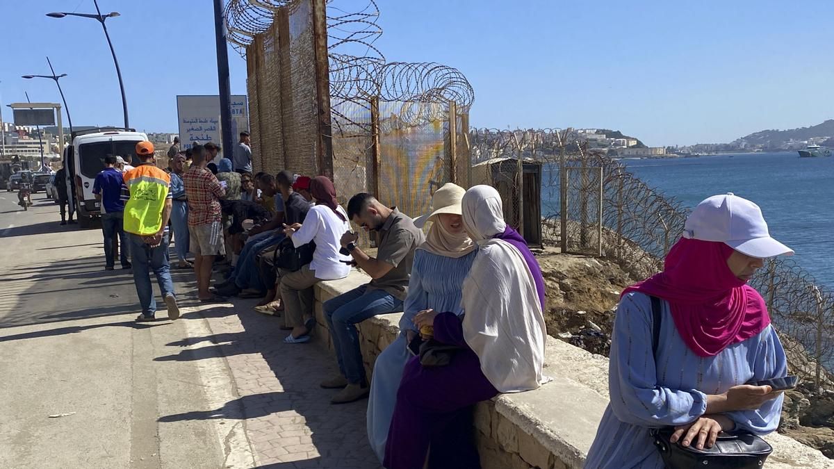 Familiares esperan este domingo la vuelta de sus hijos de Ceuta en Castillejos.