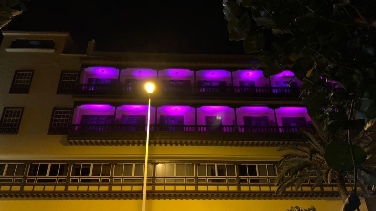 Fachada iluminada de las dependencias del Cabildo en el antiguo Parador.
