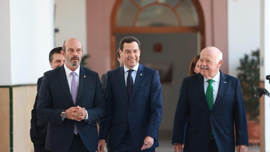Los presidentes del Senado, de la Junta de Andalucía en funciones y del Parlamento andaluz, Pedro Rollán, Juanma Moreno y Jesús Aguirre, respectivamente, en el Parlamento andaluz.