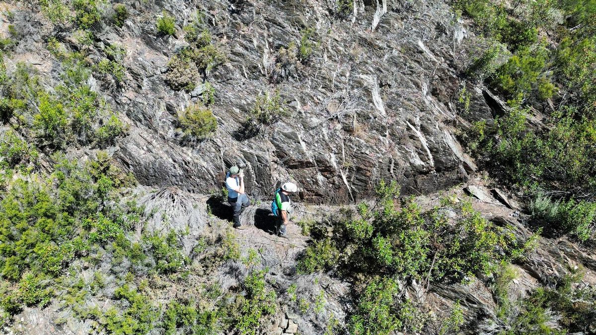 Prospección de uno de los canales romanos que llevaban agua a la mina de oro de Las Médulas, a decenas de kilómetros.