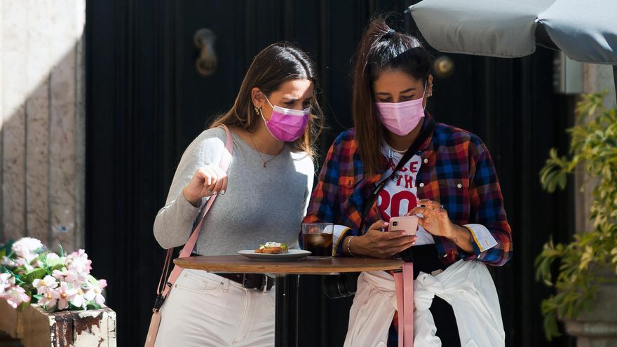 Consumidores de terrazas, bares y cafeterías con mascarillas