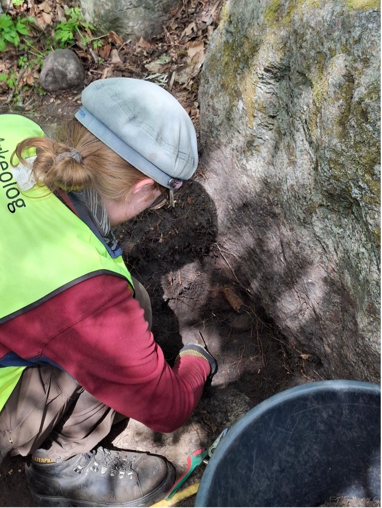 Estudiante participando en excavaciones en Vedby ringfort, Öland