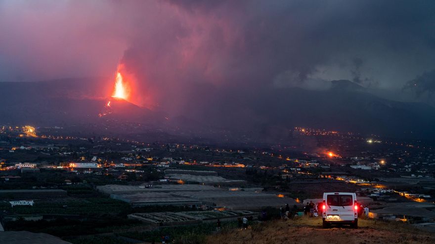 La erupción del volcán de La Palma al amanecer de este 23 de septiembre.