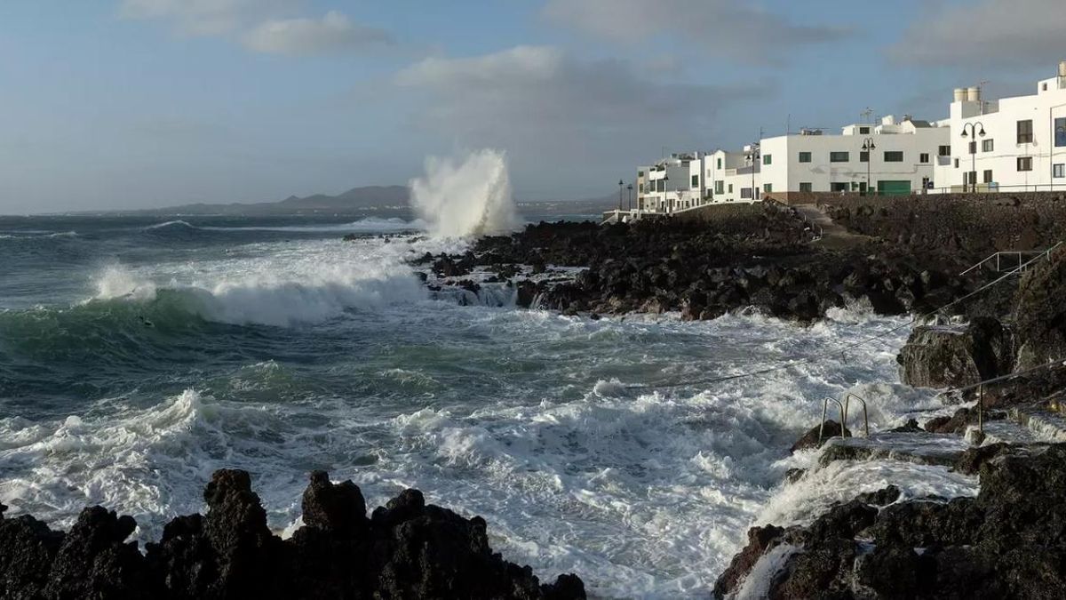 Las olas rompen en el pueblo de Punta Mujeres, situado en el municipio lanzaroteño de Haría, Canarias. EFE/ Adriel Perdomo