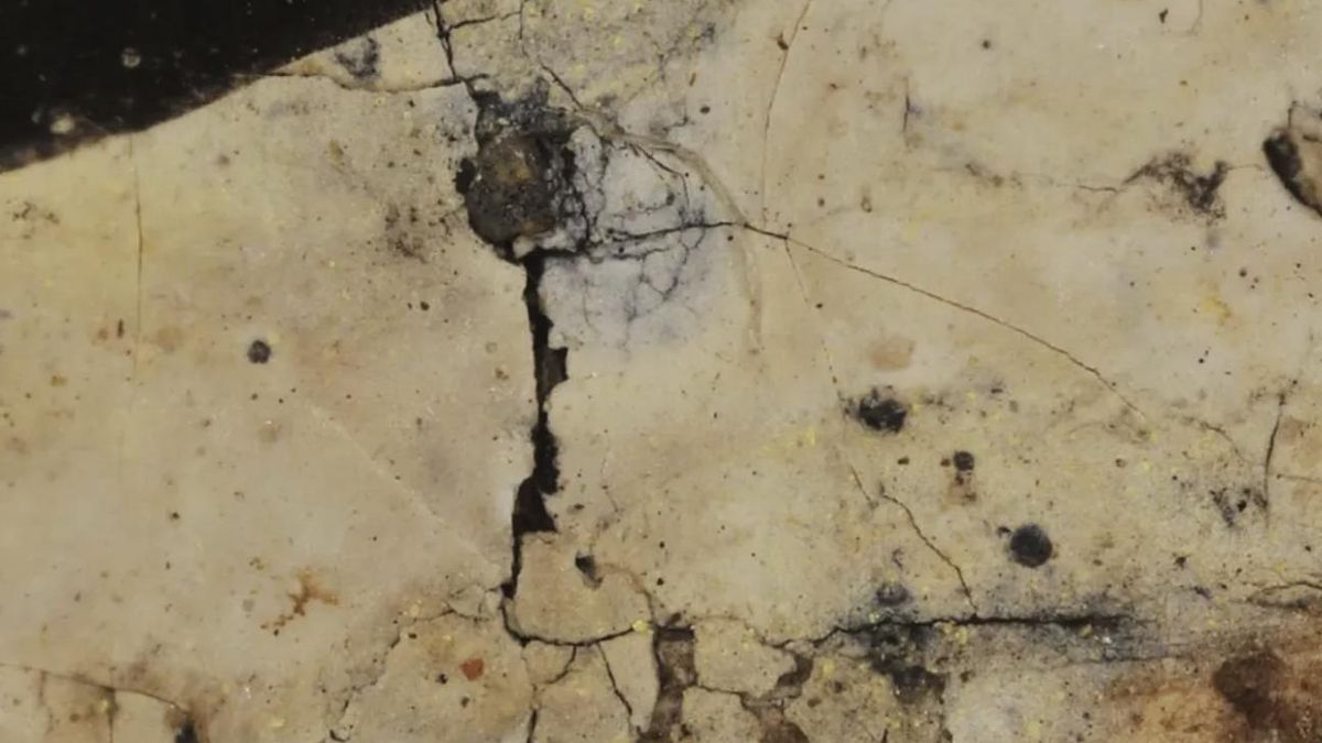 La capa clara incluía calcita y huntita con algo de orpimento, lo que permitía cubrir el negro previo y crear una base lista para volver a pintar encima