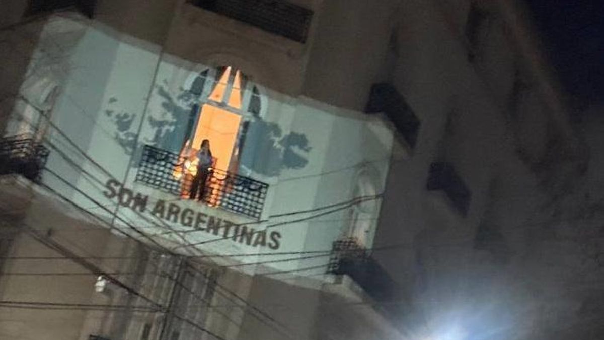 Simpatizantes de la Selección también festejaron frente al domicilio de Cristina Kirchner
