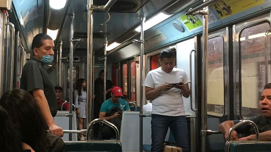 Vista general del interior del Sistema de Transporte Colectivo (Metro), este domingo en Ciudad de México (México).