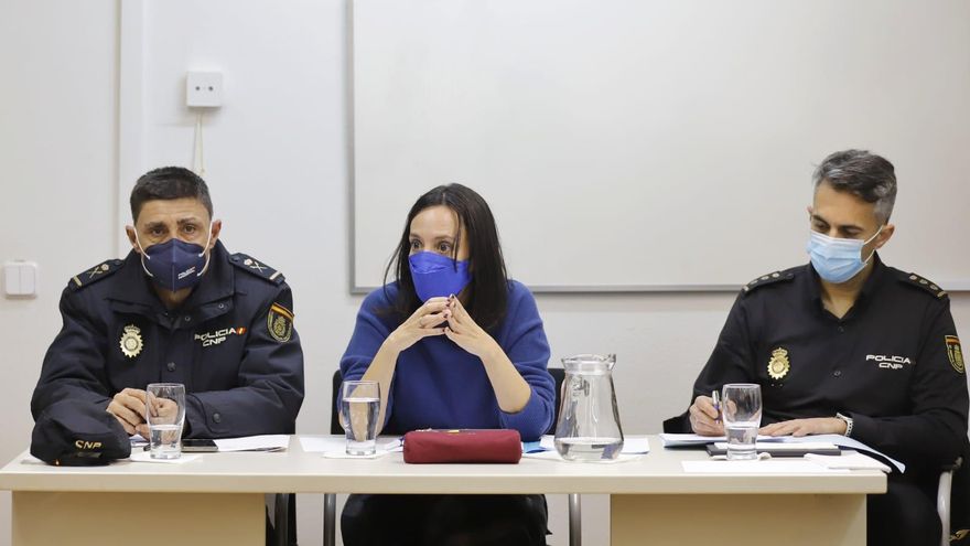 La delegada del Gobierno, a los vecinos de Centro: "Sois unos supervivientes, tenéis mi admiración"