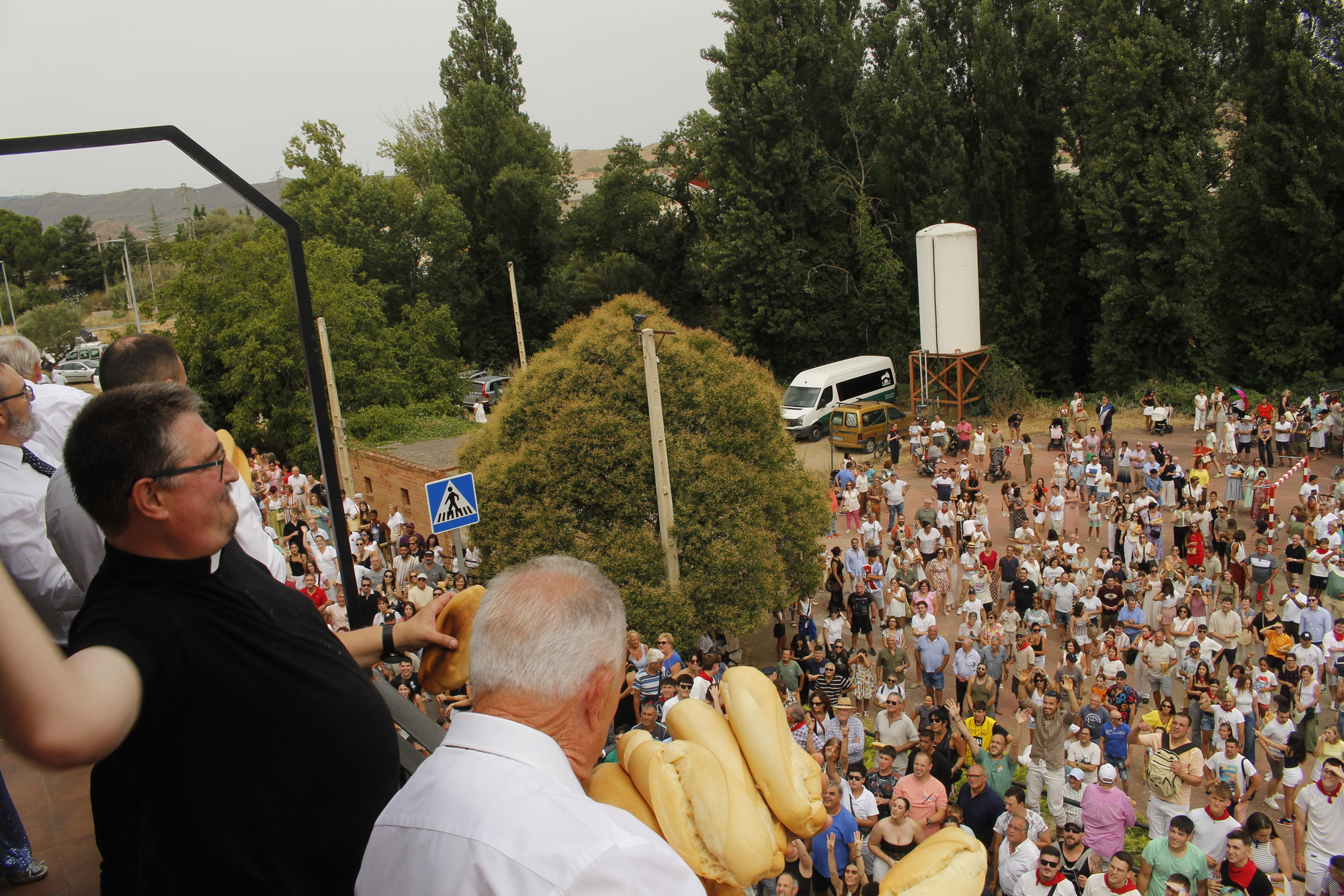 Los panes y los quesos vuelan desde la ermita de Quel para cumplir con una tradición de más de 500 años