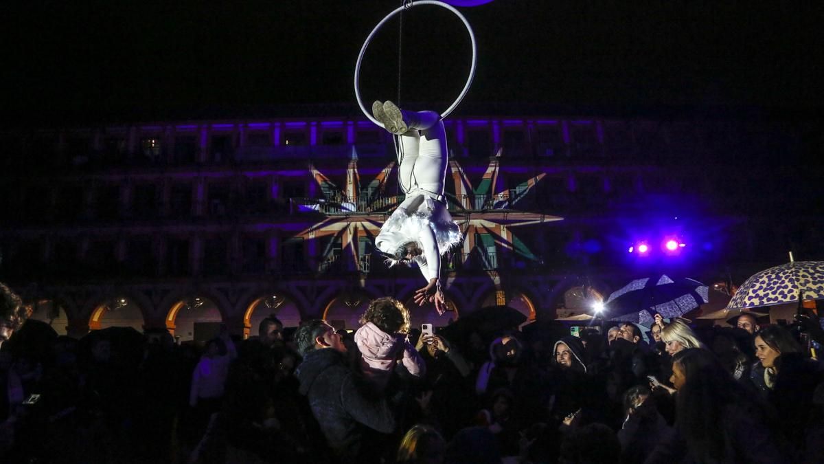 Espectáculo aéreo en la plaza de la Corredera