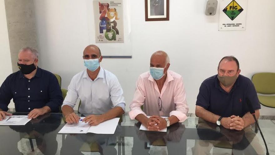 José Contreras, alcalde de Zafra (segundo por la izquierda) junto a otros reponsables de la muestra