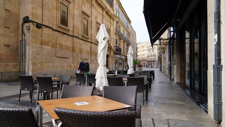 Terraza de un bar vacía en Salamanca, Castilla y León (España)