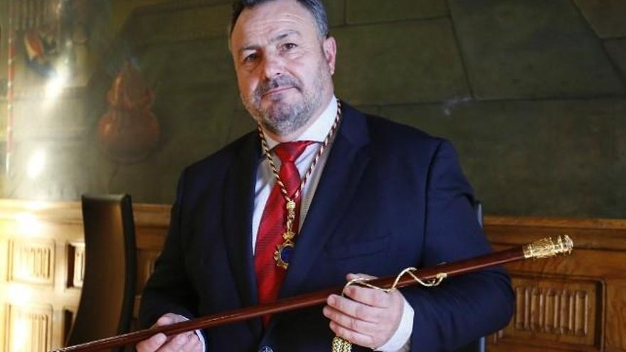 Carlos S. Campillo / ICAL. Eduardo Morán, con el bastón de mando provincial.