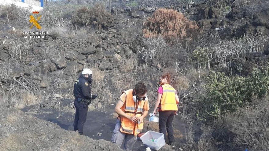 Un agente de la Guardia Civil y dos técnicos del Involcan realizando mediciones de gases.